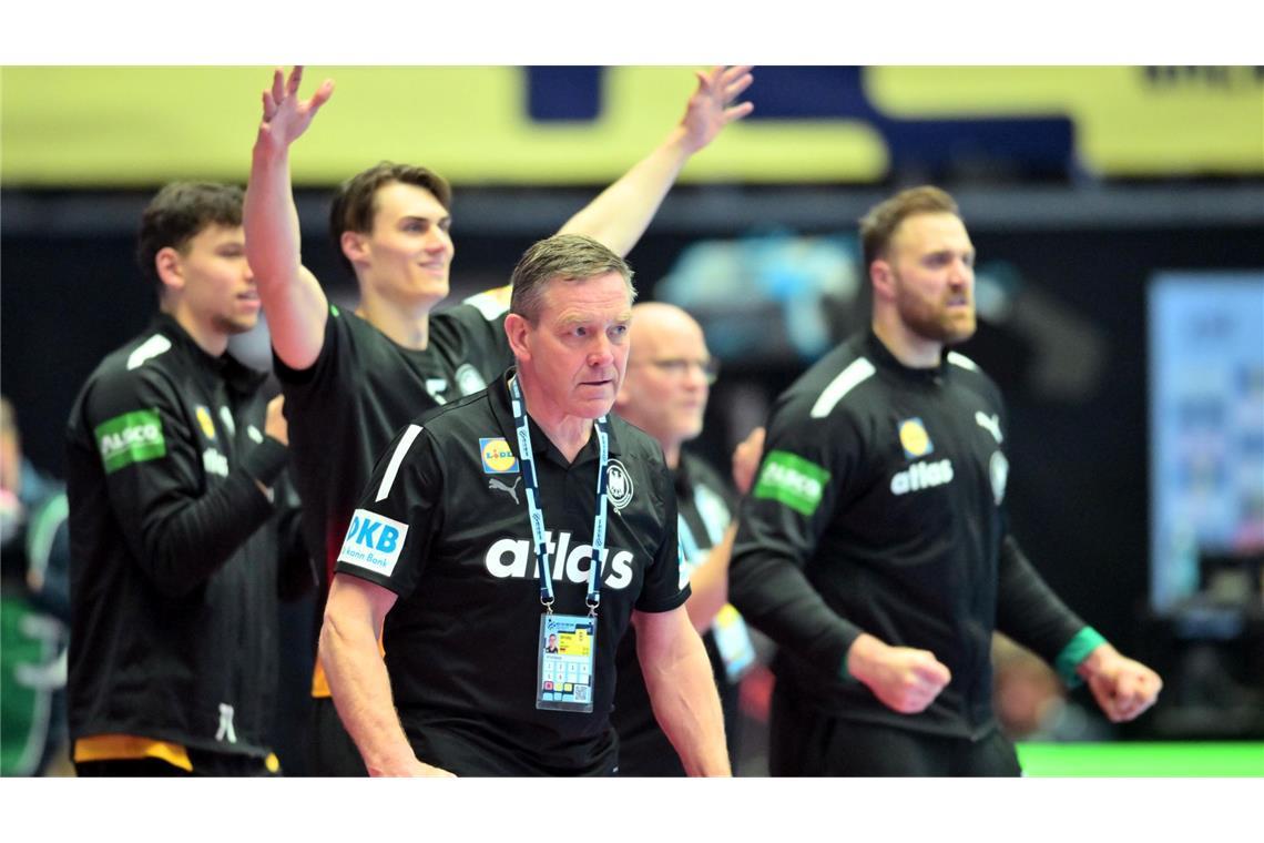 Bundestrainer Alfred Gislason darf mit der DHB-Auswahl weiter auf das EM-Halbfinale hoffen.