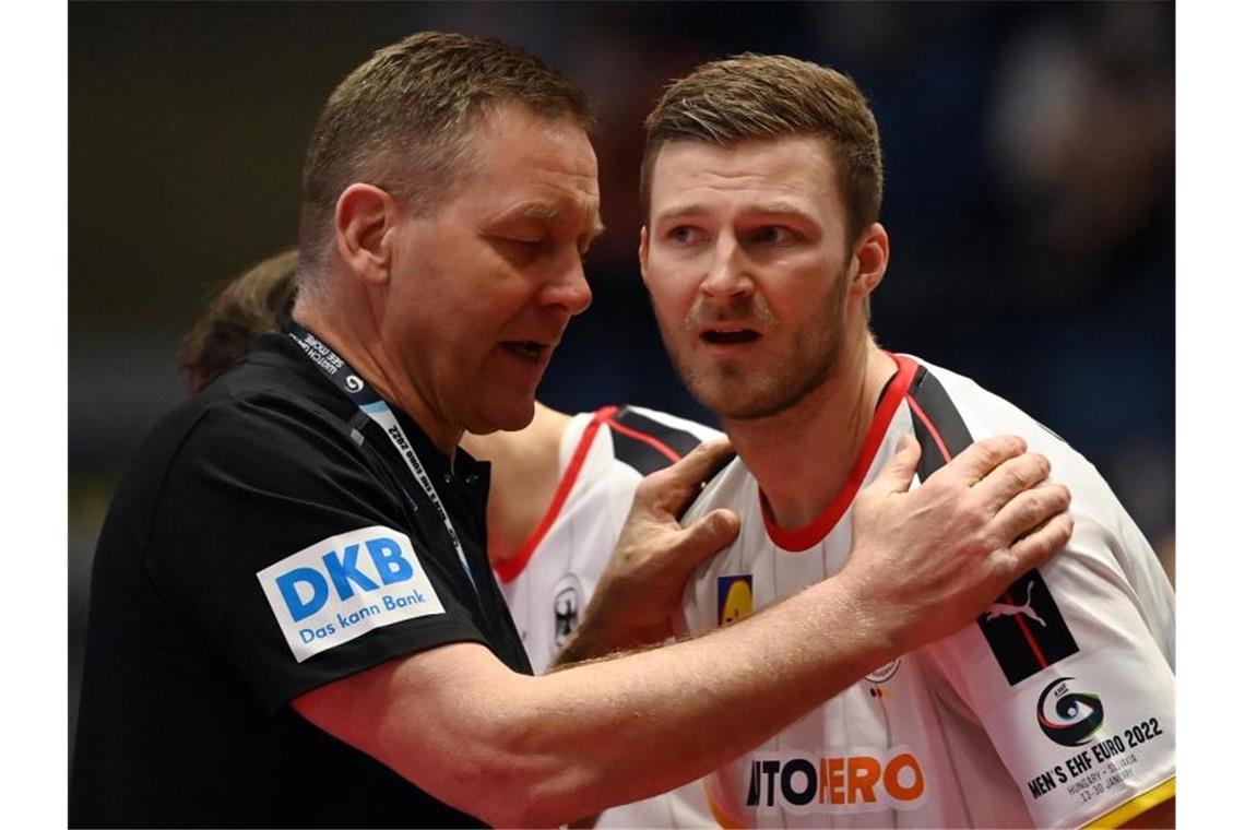 Deutsche Handballer bei EM mit Licht und Schatten Bundestrainer Alfred Gislason (l) im Gespräch mit Philipp Weber. Foto: Marijan Murat/dpa