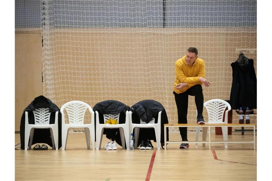 Bundestrainer Alfred Gislason muss auf fünf weitere Spieler verzichten, die positiv auf Corona getestet wurden. Foto: Marijan Murat/dpa