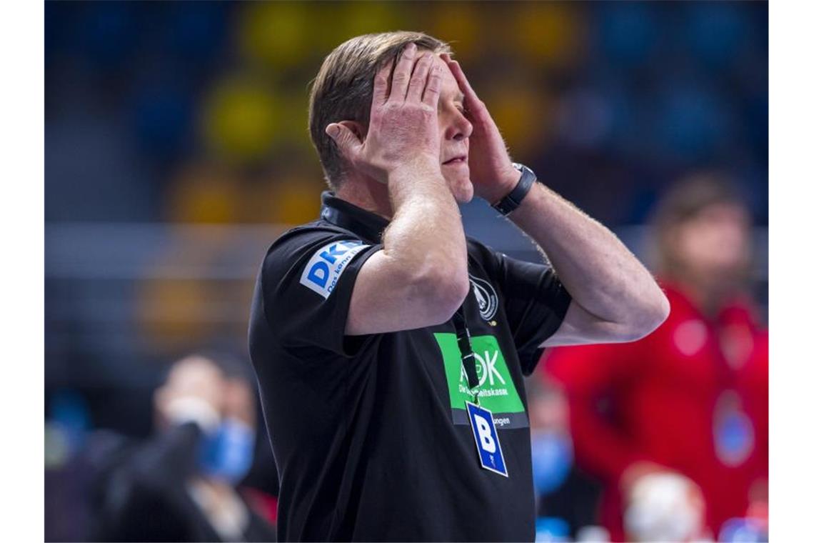 Bundestrainer Alfred Gislason muss nach der Niederlage direkt wieder nach vorne blicken. Foto: Sascha Klahn/dpa