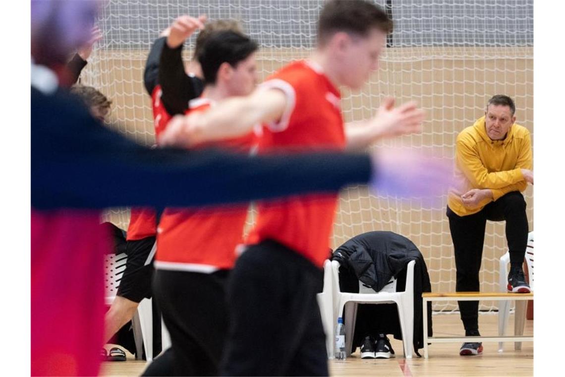 Corona schockt DHB-Team: Wie geht es jetzt weiter? Bundestrainer Alfred Gislason (r) beim Training der deutschen Handball-Nationalmannschaft. Foto: Marijan Murat/dpa