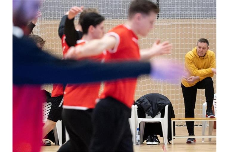 Bundestrainer Alfred Gislason (r) beim Training der deutschen Handball-Nationalmannschaft. Foto: Marijan Murat/dpa