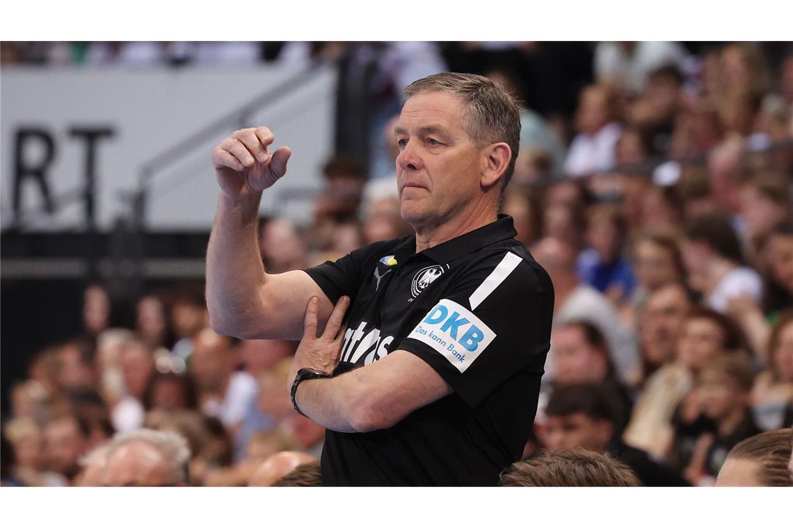 Deutsche Handballer mit Neu-Kapitän Julian Köster zum Kantersieg Bundestrainer Alfred Gislason sah endlich einmal einen guten Start seines Teams.