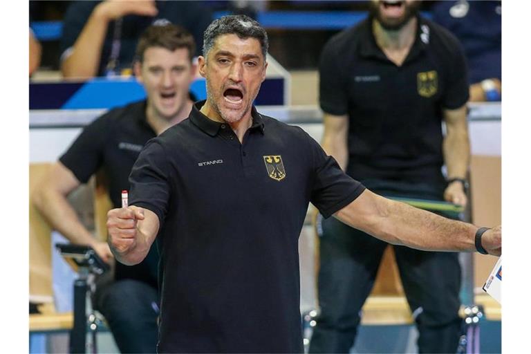 Bundestrainer Andrea Giani feierte mit den deutschen Volleyballern bei der EM einen Auftaktsieg. Foto: Andreas Gora/dpa