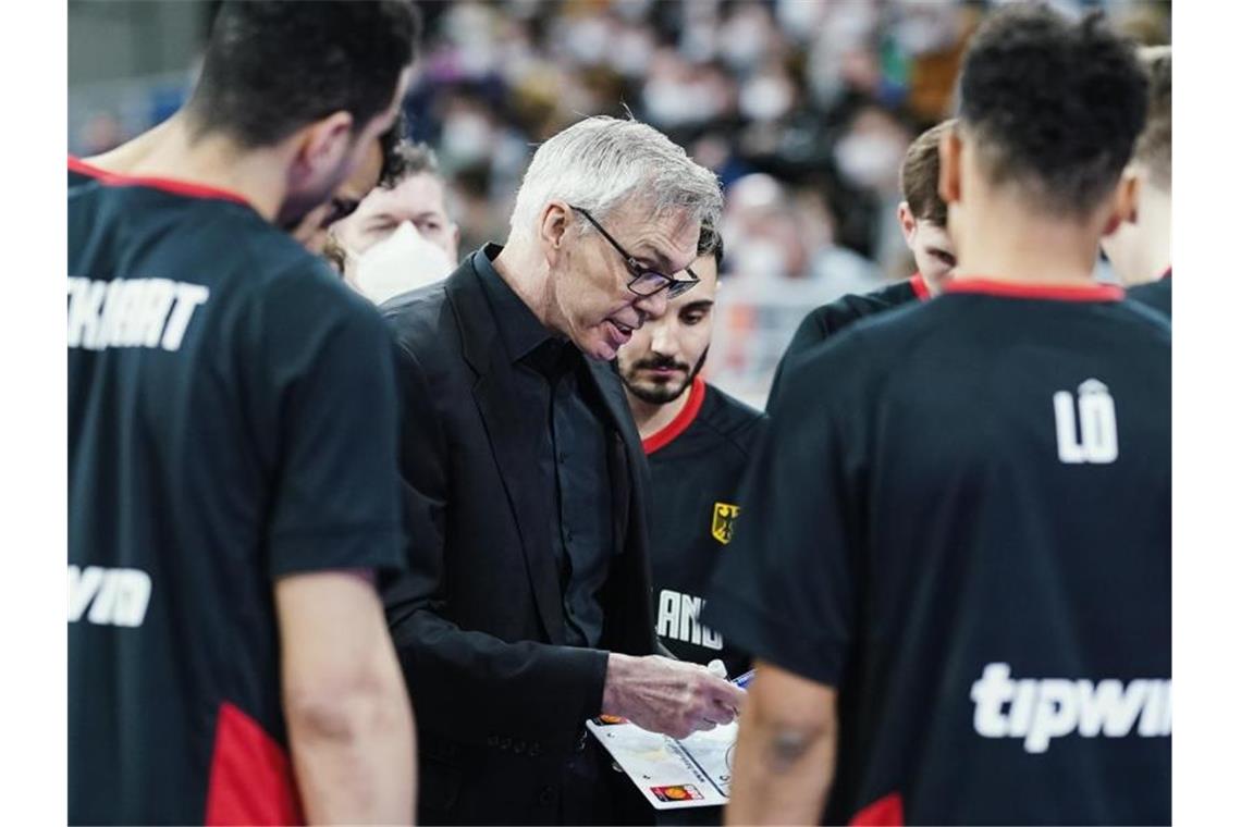 Gute Aussichten für tollen Basketball-Sommer Bundestrainer Gordon Herbert gibt während einer Auszeit taktische Anweisungen. Foto: Uwe Anspach/dpa