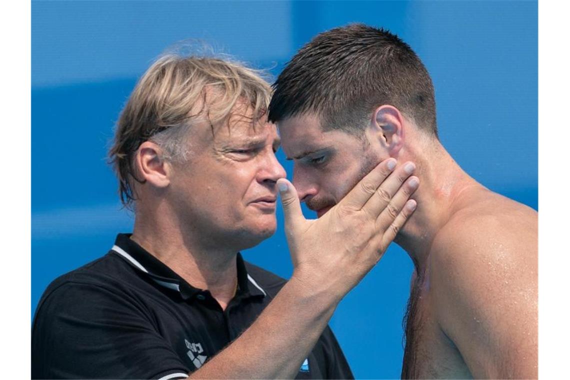 Wasserballer verpassen WM-Sensation: „Bitterer geht's nicht“ Bundestrainer Hagen Stamm (l) tröstet Torwart Moritz Schenkel nach dem Spiel. Foto: Bernd Thissen