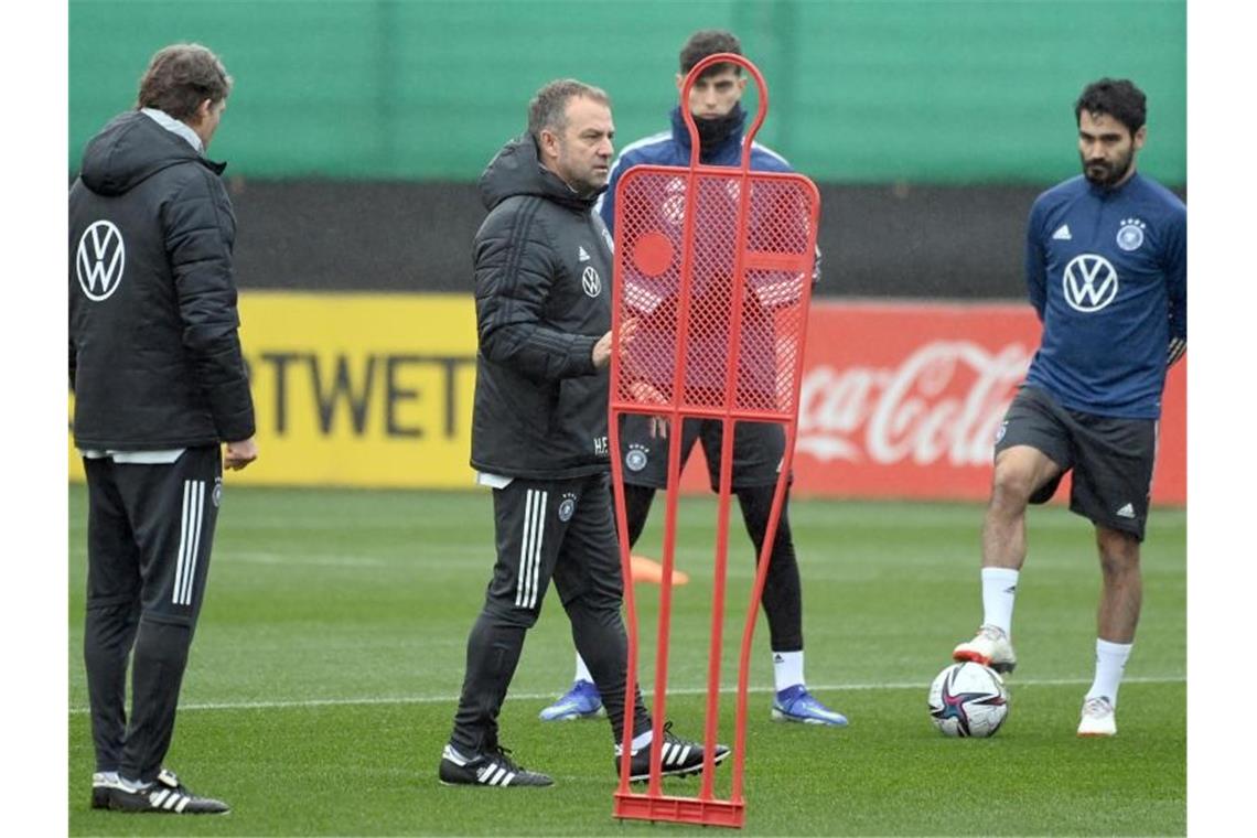 Flick versammelt 18 Nationalspieler zum Abschlusstraining Bundestrainer Hansi Flick (2.v.l.) trainierte mit den Nationalspielern vor dem Abflug nach Armenien nochmal in Wolfsburg. Foto: Swen Pförtner/dpa