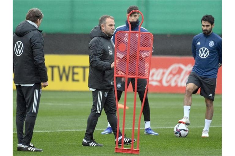 Bundestrainer Hansi Flick (2.v.l.) trainierte mit den Nationalspielern vor dem Abflug nach Armenien nochmal in Wolfsburg. Foto: Swen Pförtner/dpa