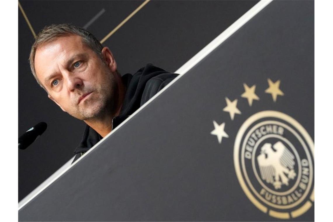 Bundestrainer Hansi Flick bei der Pressekonferenz vor der Abreise nach Skopje auf dem Podium. Foto: Marcus Brandt/dpa