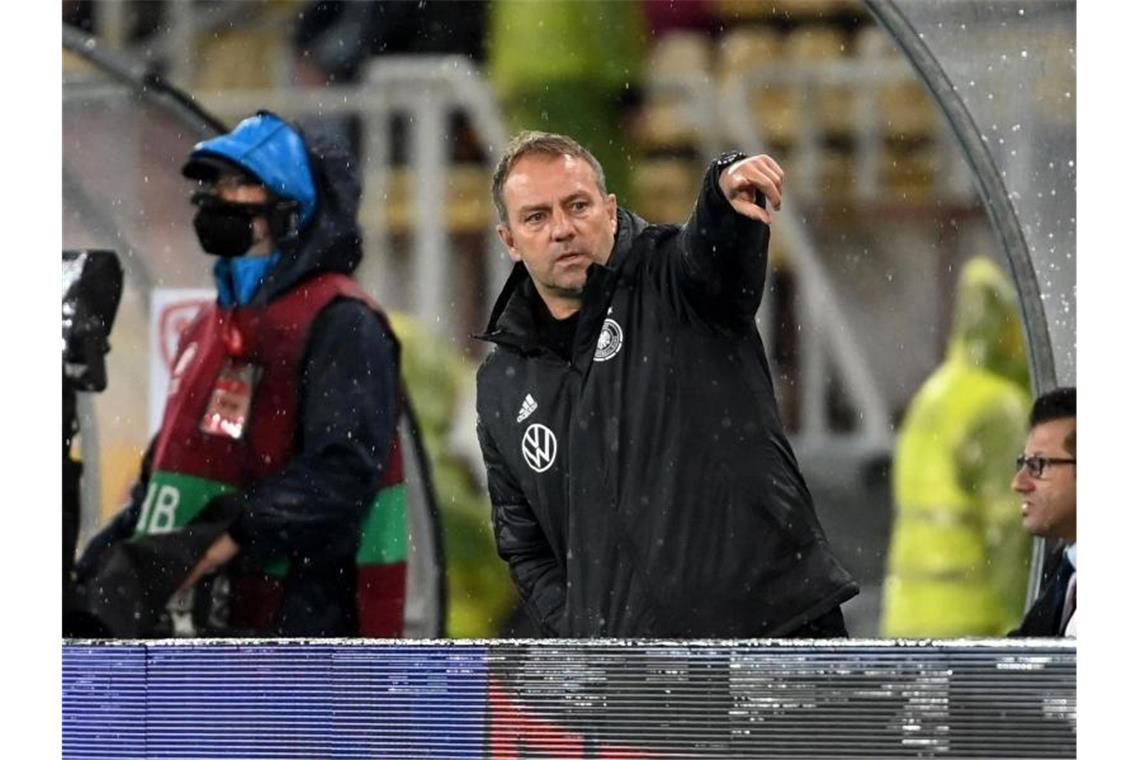 Fünfter Flick-Sieg bringt WM-Ticket: Werner-Tore beim 4:0 Bundestrainer Hansi Flick coachte die Mannschaft in Skopje zum sechsten Sieg im sechsten Spiel unter seiner Regie. Foto: Federico Gambarini/dpa