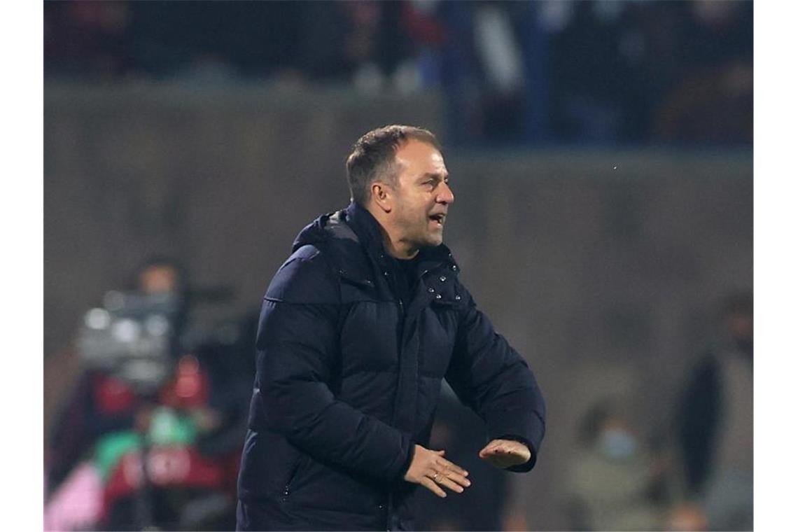Flicks siebter Streich: DFB-Auswahl gewinnt auch in Armenien Bundestrainer Hansi Flick gibt während der Partie Anweisungen. Foto: Christian Charisius/dpa