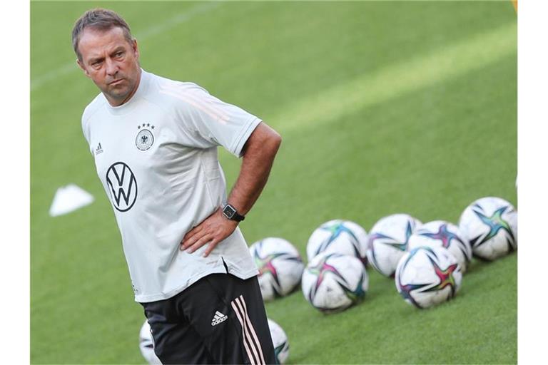 Bundestrainer Hansi Flick hat den Kader für die nächsten beiden WM-Qualifikationsspiele bekanntgegeben. Foto: Tom Weller/dpa