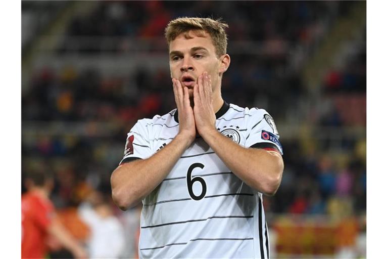 Bundestrainer Hansi Flick hat Joshua Kimmich in der Impfdebatte verteidigt. Foto: Federico Gambarini/dpa