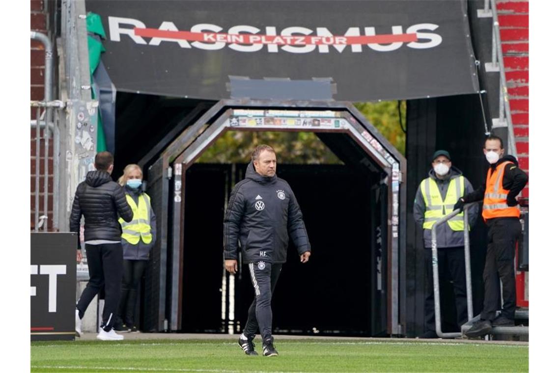 Bundestrainer Hansi Flick kommt zum Abschlusstraining des DFB-Teams ins Millerntor-Stadion. Foto: Marcus Brandt/dpa
