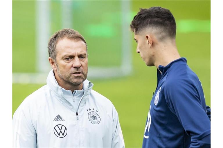 Bundestrainer Hansi Flick (l) und Kai Havertz. Foto: Tom Weller/dpa
