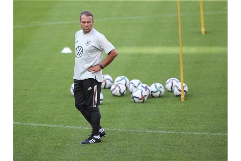 Bundestrainer Hansi Flick verfolgt das Training seiner Mannschaft. Foto: Tom Weller/dpa