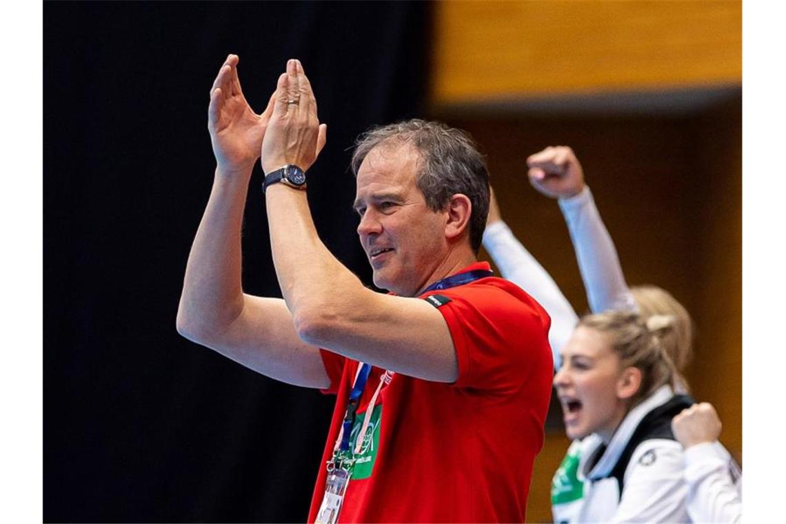 Bundestrainer Henk Groener applaudiert den deutschen Handball-Nationalspielerinnen. Foto: Marco Wolf/dpa