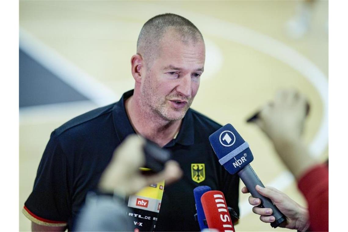 Bundestrainer Henrik Rödl beantwortet beim Medientraining des DBB-Teams Fragen von Journalisten. Foto: Axel Heimken