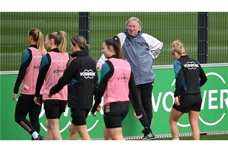 Bundestrainer Horst Hrubesch beobachtet die Spielerinnen beim Training.