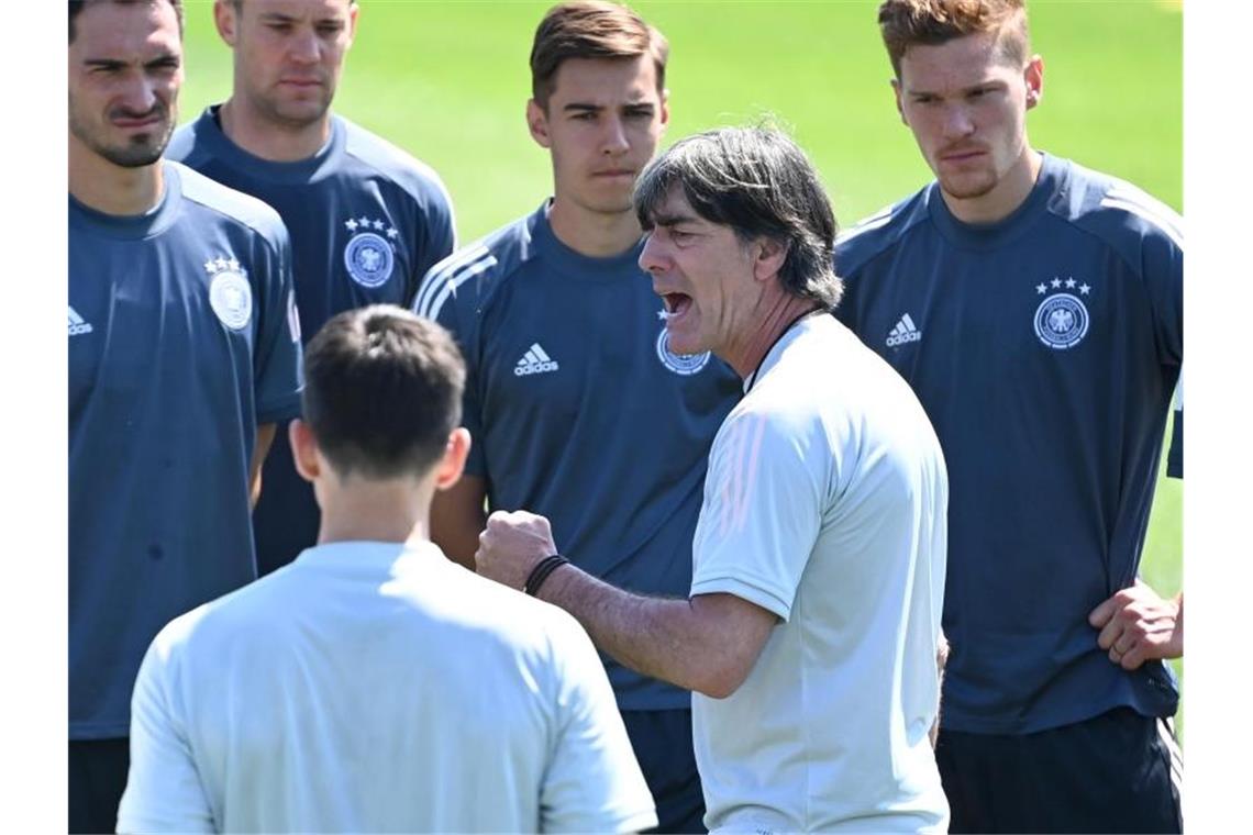 Bundestrainer Joachim Löw (2.v.r.) machte das DFB-Team heiß auf das zweite EM-Spiel. Foto: Federico Gambarini/dpa