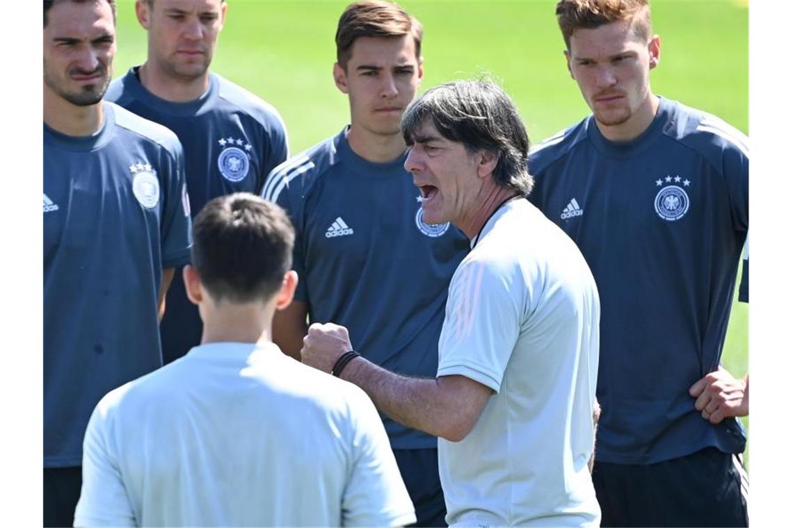 Wende oder Zittern? Löw will Ronaldo nochmal leiden sehen Bundestrainer Joachim Löw (2.v.r.) machte das DFB-Team heiß auf das zweite EM-Spiel. Foto: Federico Gambarini/dpa