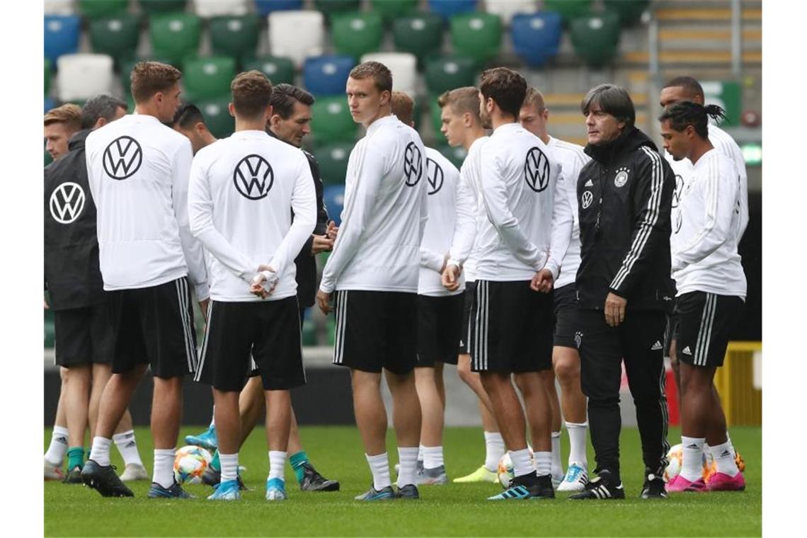 Bundestrainer Joachim Löw (2.v.r) mit seinen Spielern beim Abschlusstraining vor dem EM-Qualispiel in Nordirland. Foto: C. Charisius