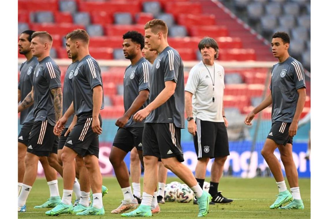 Frankreich-Countdown läuft - Löw will Emotionen rauslassen Bundestrainer Joachim Löw (2.v.r.) sieht sein Team gut vorbereitet für den EM-Auftakt. Foto: Federico Gambarini/dpa