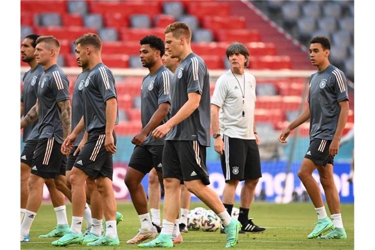 Bundestrainer Joachim Löw (2.v.r.) sieht sein Team gut vorbereitet für den EM-Auftakt. Foto: Federico Gambarini/dpa