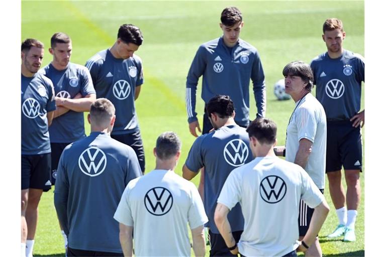 Bundestrainer Joachim Löw (2.v.r) wird wohl nichts radikal ändern. Foto: Federico Gambarini/dpa