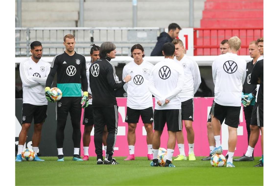 Bundestrainer Joachim Löw (4.v.l) spricht im Training mit der Mannschaft. Foto: Christian Charisius