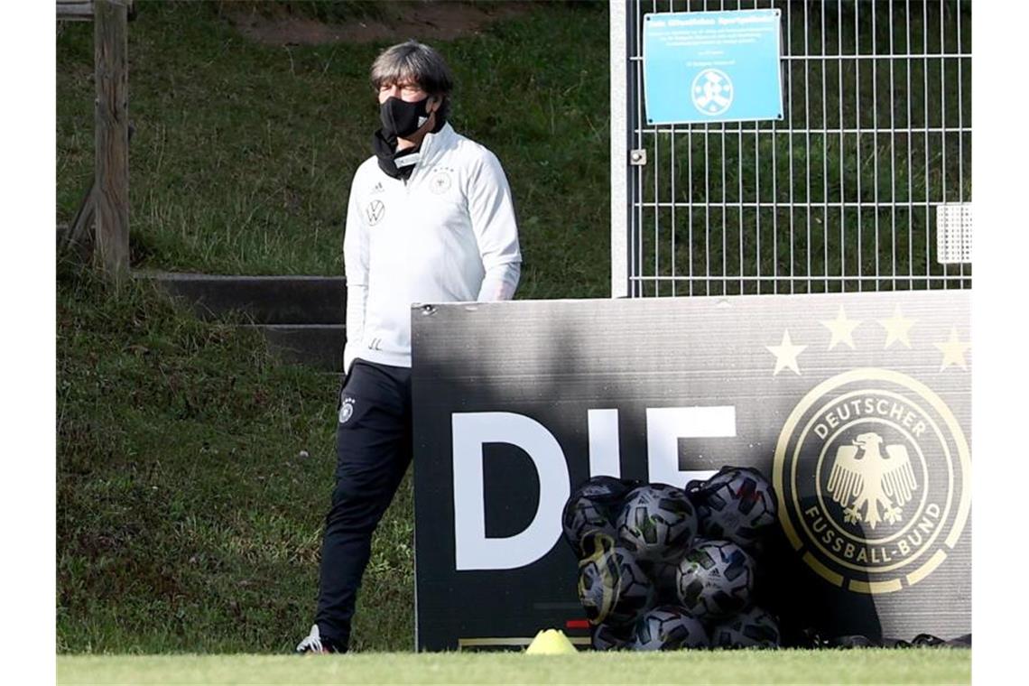 Löw-Rede nach Corona-Pause - Negative Tests Bundestrainer Joachim Löw auf dem Weg zum Trainingsplatz. Foto: Christian Charisius/dpa