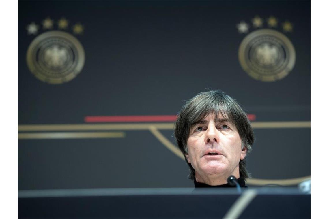 Bundestrainer Joachim Löw beantwortet die Fragen der Journalisten bei einer Pressekonferenz. Foto: Federico Gambarini/dpa