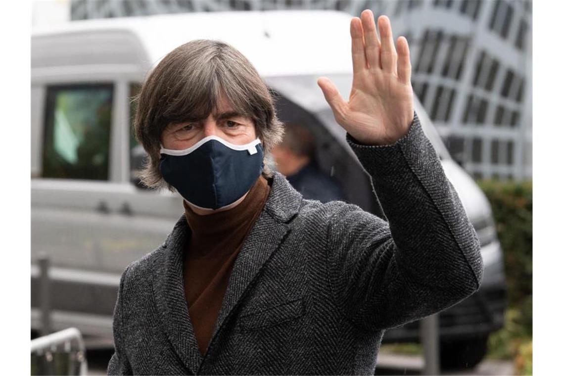 Bundestrainer Joachim Löw bei der Ankunft der Nationalmannschaft in Köln. Foto: Federico Gambarini/dpa