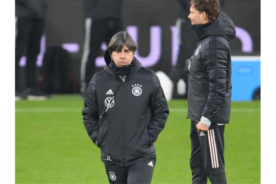 Löw geht wieder voll ins Risiko - Test mit Azubi-Elf Bundestrainer Joachim Löw beim Abschlusstraining in Leipzig. Foto: Robert Michael/dpa-Zentralbild/dpa