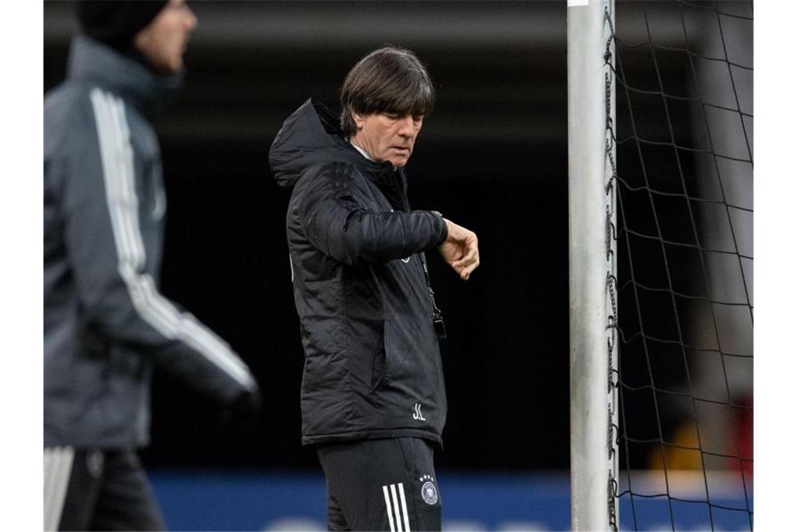 Bierhoff: Mit Wertekodex zur EM - Drei Grundprinzipien Bundestrainer Joachim Löw beim DFB-Training in Düsseldorf. Foto: Marius Becker/dpa
