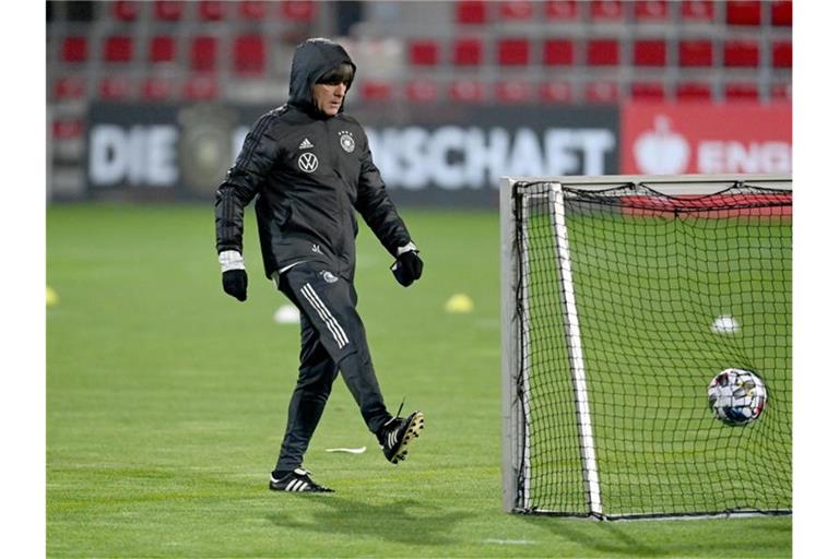 Bundestrainer Joachim Löw beim DFB-Training in Leipzig. Foto: Robert Michael/dpa-Zentralbild/dpa