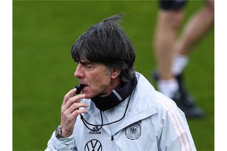 Bundestrainer Joachim Löw belastet seine EM-Spieler in den ersten Tagen in Österreich hart. Foto: Christian Charisius/dpa