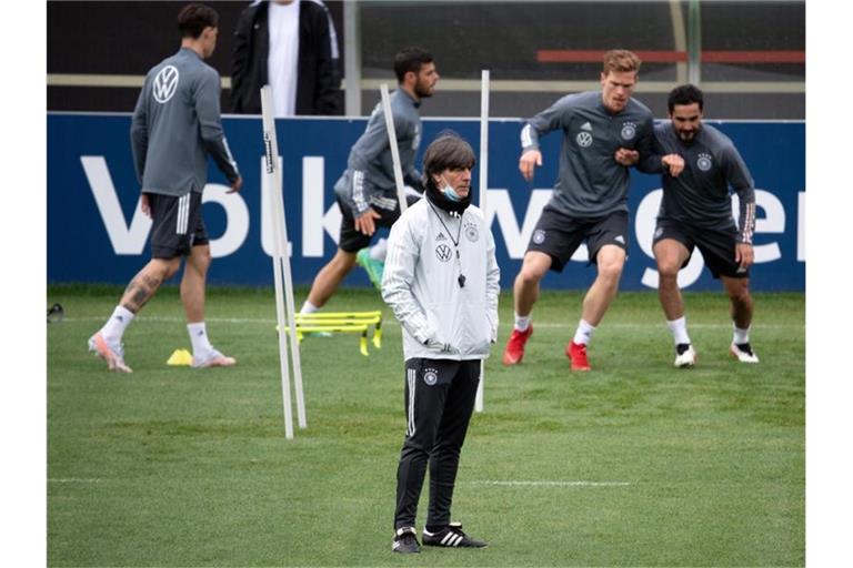 Bundestrainer Joachim Löw beobachtet das letzte Training in Seefeld. Foto: Federico Gambarini/dpa