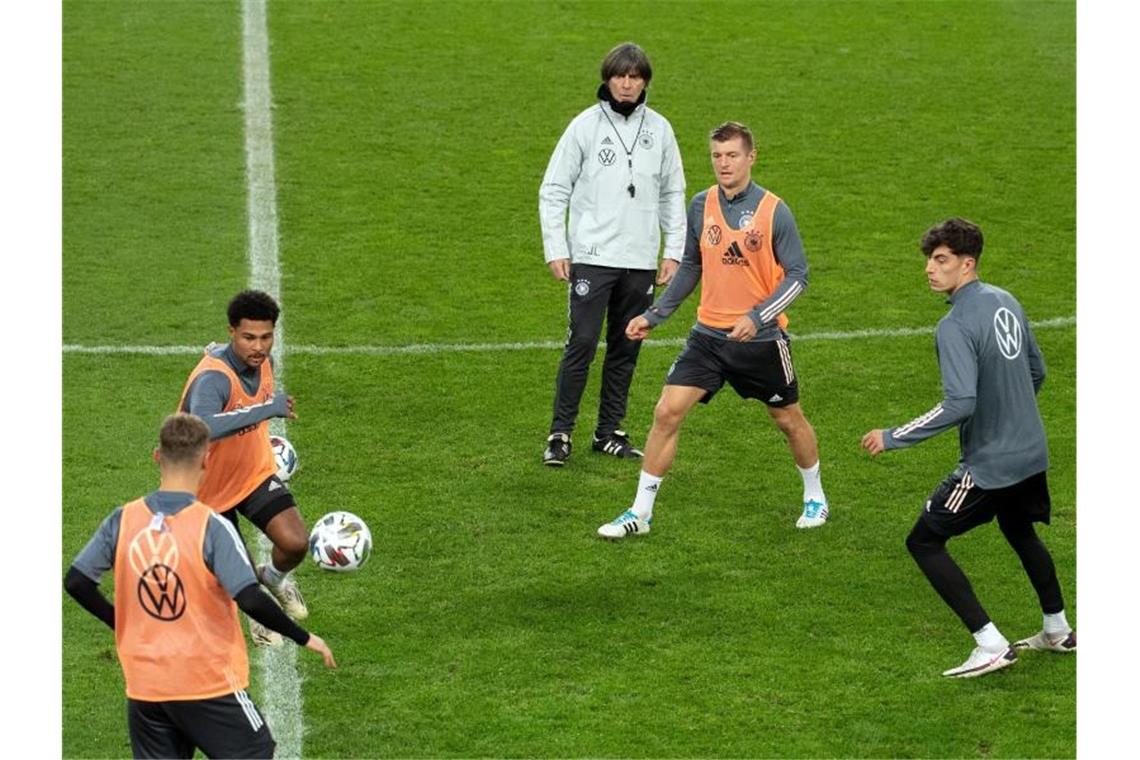 „Hunderter“ Kroos: DFB-Abschied noch weit weg Bundestrainer Joachim Löw beobachtet die Nationalspieler beim Abschlusstraining. Foto: Federico Gambarini/dpa