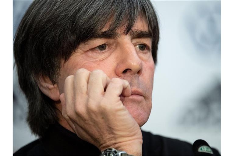 Bundestrainer Joachim Löw blickt während einer Pressekonferenz in die Runde. Foto: Marius Becker/dpa/Archivbild