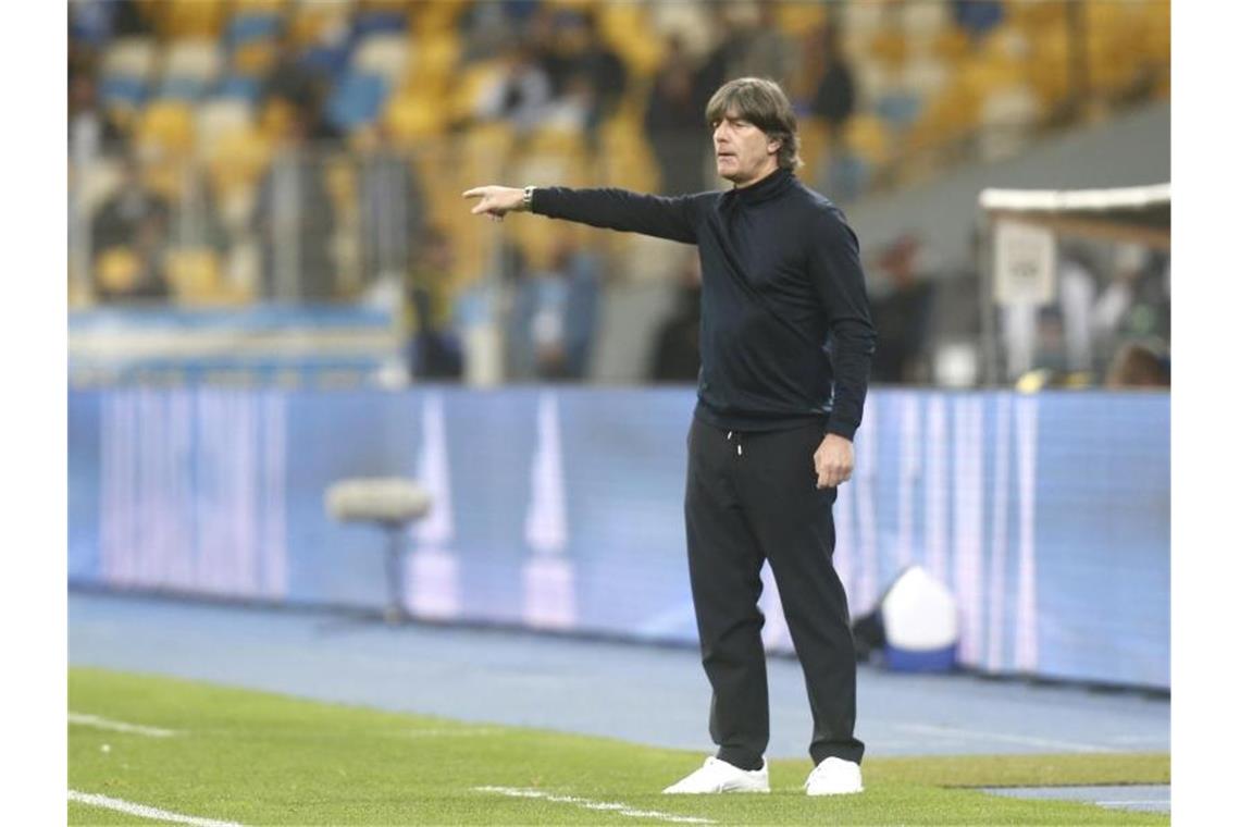 Endlich wieder ein Sieg: Löws A-Team gewinnt in Kiew Bundestrainer Joachim Löw dirigierte die Elf von der Seitenlinie zum Auswärtssieg. Foto: Efrem Lukatsky/AP/dpa