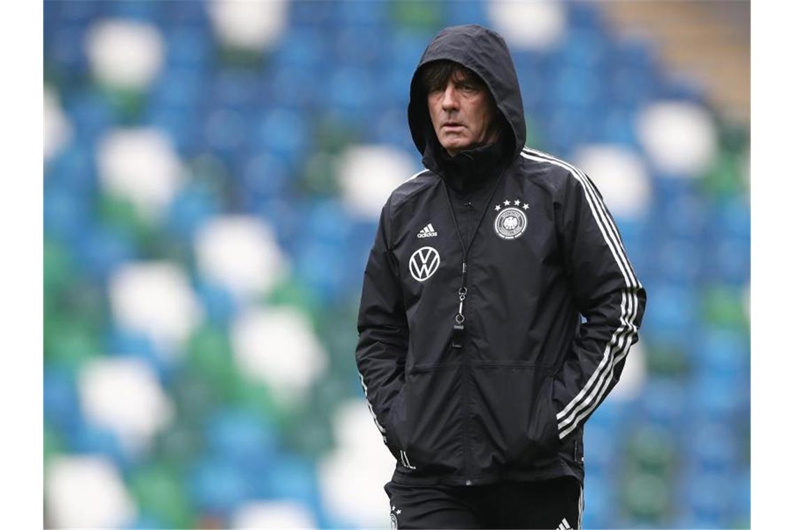 Bundestrainer Joachim Löw erwartet ein schweres Spiel in Nordirland. Foto: Christian Charisius