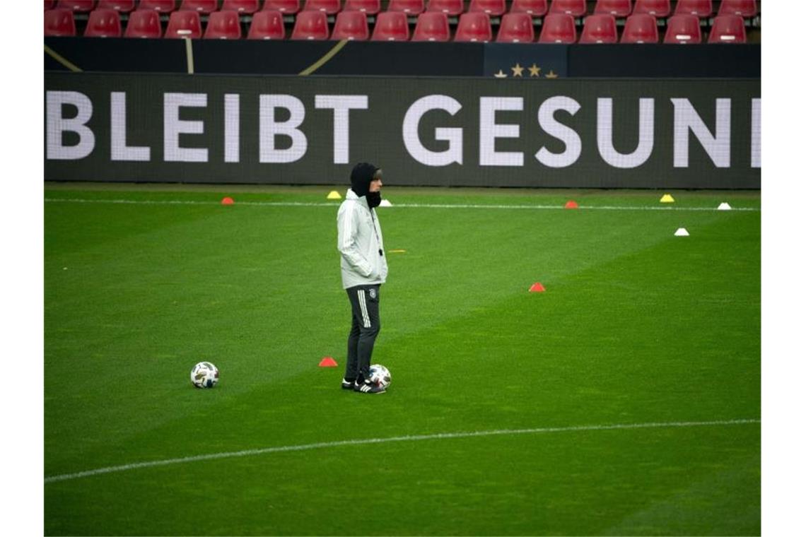 Vorfreude im Risikogebiet: Bayern-Block als Löws Taskforce Bundestrainer Joachim Löw fliegt mit dem DFB-Team in die Ukraine. Foto: Federico Gambarini/dpa