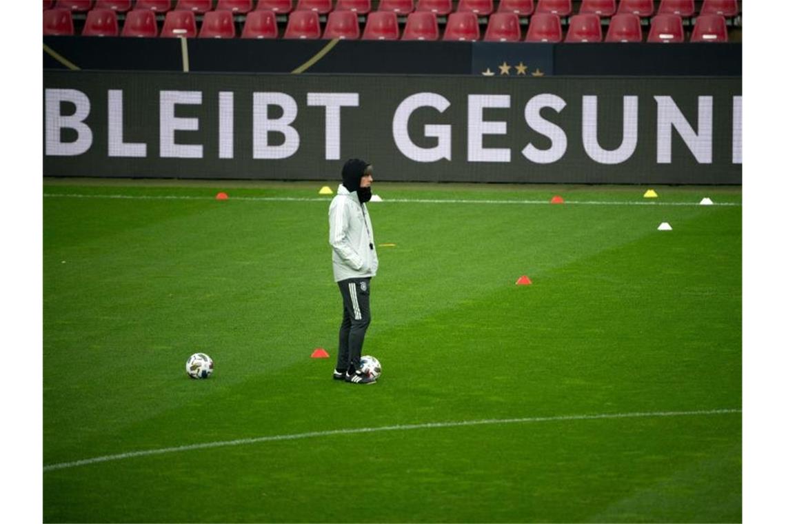 Bundestrainer Joachim Löw fliegt mit dem DFB-Team in die Ukraine. Foto: Federico Gambarini/dpa