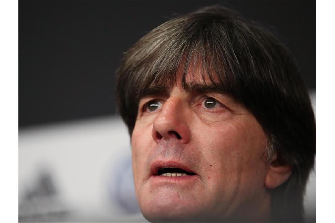 Tah patzt, Hummels twittert: Löw stemmt sich gegen Hysterie Bundestrainer Joachim Löw fliegt mit dem Nationalteam nach Nordirland. Foto: Christian Charisius
