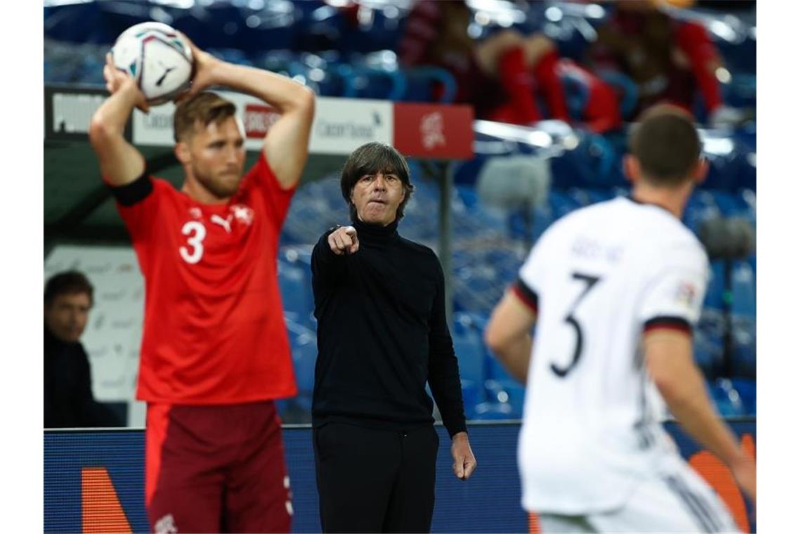 Bundestrainer Joachim Löw gibt seinen Spielern die Taktik vor. Foto: Christian Charisius/dpa