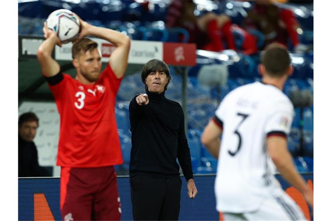 „Sehr ärgerlich“: Löw-Team gibt wieder Vorsprung her Bundestrainer Joachim Löw gibt seinen Spielern die Taktik vor. Foto: Christian Charisius/dpa