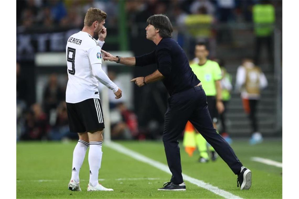 Bundestrainer Joachim Löw gibt Timo Werner Anweisungen mit auf dem Weg. Foto: Christian Charisius