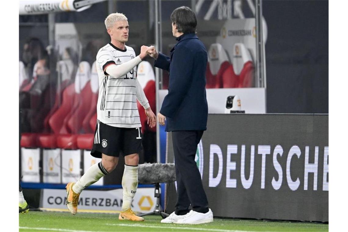 Bundestrainer Joachim Löw gratuliert Max nach dessen Auswechslung zum Debüt. Foto: Robert Michael/dpa-Zentralbild/dpa