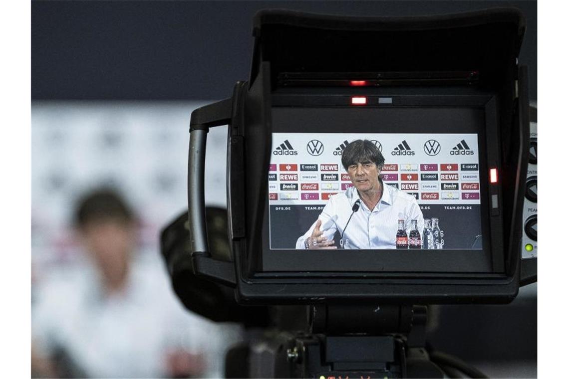 Daumen hoch: Löw macht Müller und Hummels zu seinen EM-Chefs Bundestrainer Joachim Löw hat seinen Kader für die EM bekanntgeben. Foto: Thomas Böcker/DFB-Pool/dpa